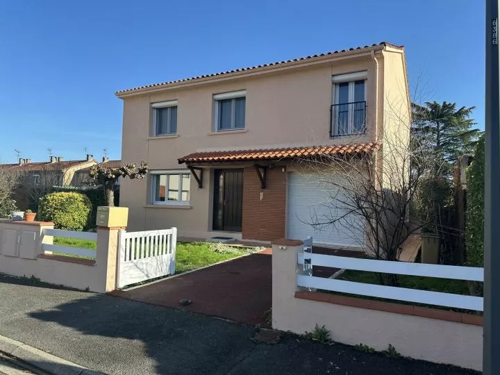 Pavillon Individuel de type 6 avec jardin et véranda