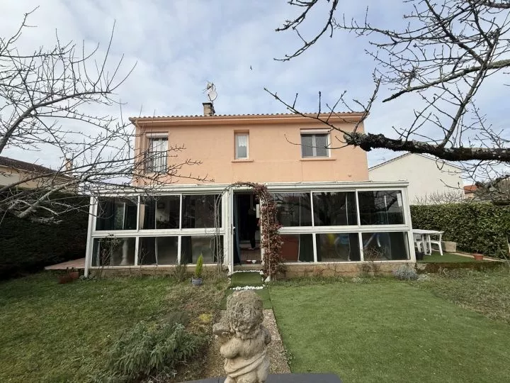 Pavillon Individuel de type 6 avec jardin et véranda