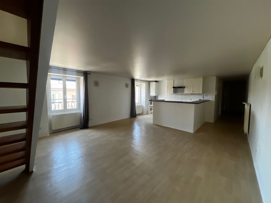 Vivez au cœur de Roquecourbe – Duplex T3 plein de charme à louer !